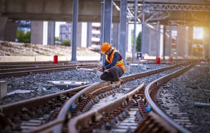 10 Things Rail Maintenance Engineers Should Know Before Choosing a Freight Rail Lubricant