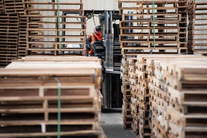 Pallet Recycling vs. Pallet Remanufacturing: Which Option Saves US Businesses More Money?
